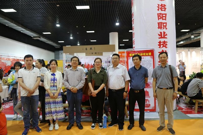 5ce39ae23d2d7.jpg 5ce39ae23d2d7.jpg